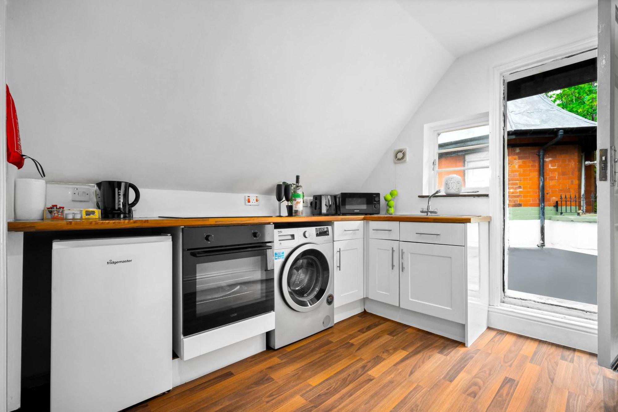 Stylish Apartment - Parking - Outdoor Terrace - Wolverhampton - Netlix - Wifi - 9Bpc Exterior photo