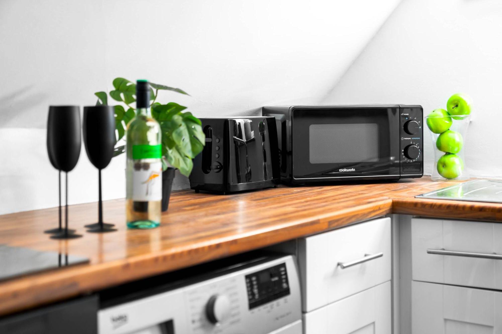 Stylish Apartment - Parking - Outdoor Terrace - Wolverhampton - Netlix - Wifi - 9Bpc Exterior photo