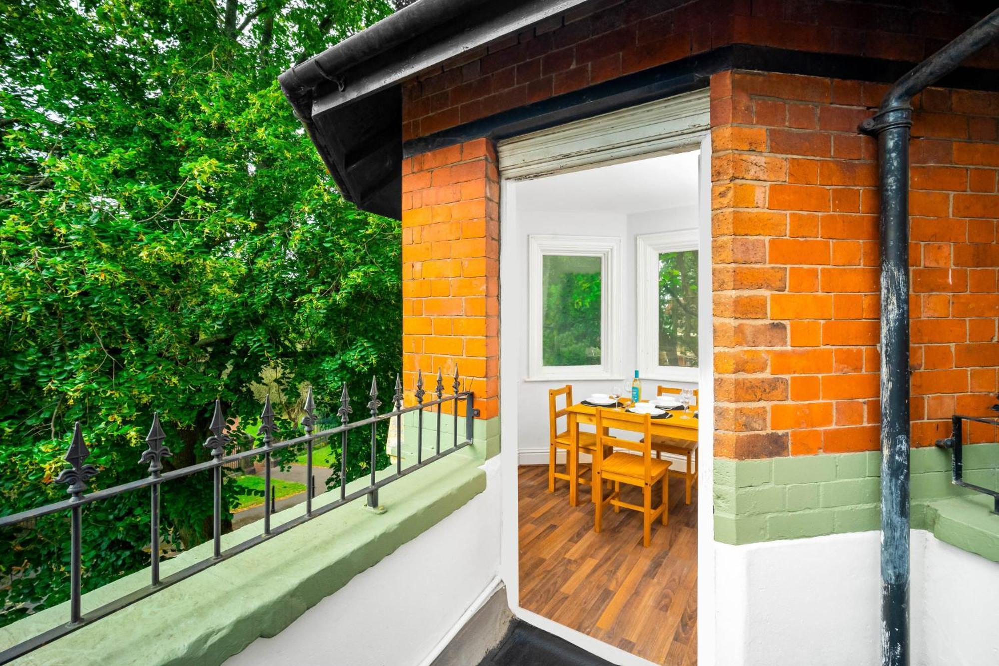 Stylish Apartment - Parking - Outdoor Terrace - Wolverhampton - Netlix - Wifi - 9Bpc Exterior photo